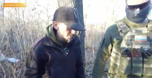    "Вампир" показывает на кладбище токсичную могилу. Фото: скриншот видео репортажа Рен Тв