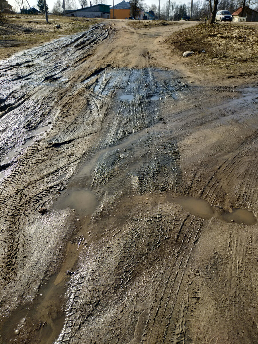 Бегут ручьи. Это место можно было обойти по обочине дороги, но и здесь уже можно пройти свободно