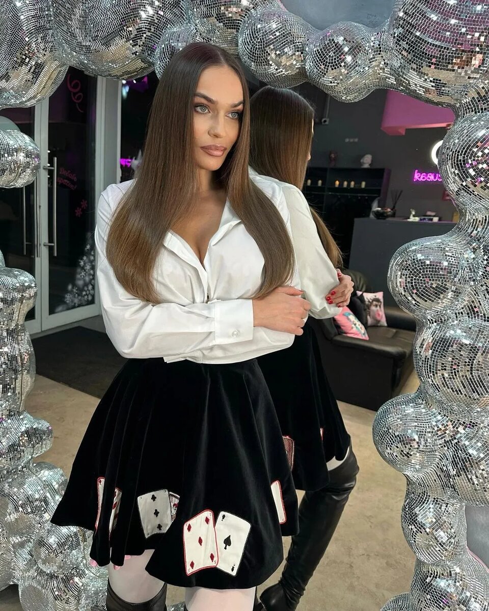 Сегодня день рождения мини-юбки! Однажды приятельница британского дизайнера Мэри Куант, чтобы подол юбки не мешал домашним делам, подрезала её длину.-7