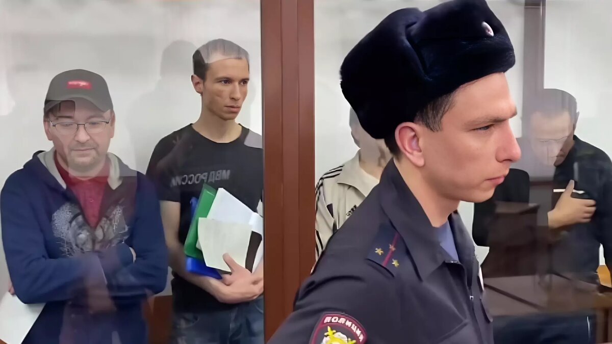     Как передаёт издание ЕАН из зала заседаний, суду были представлены видеозаписи того, как обвиняемые в терроризме и захвате власти мужчины исполняют красноармейские песни.