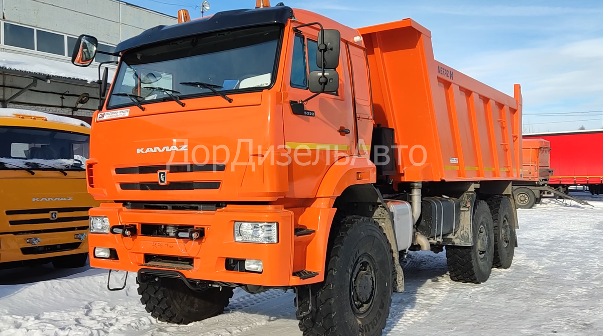 Полноприводный самосвал Камаз 65222. В базовой комплектации видеокамера на кабине и проблесковые маячки отсутствуют.