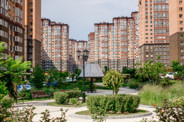    Жилые дома в эко-районе окружены зеленью и прогулочнми аллеями. Фото: ЮгСтройИнвест