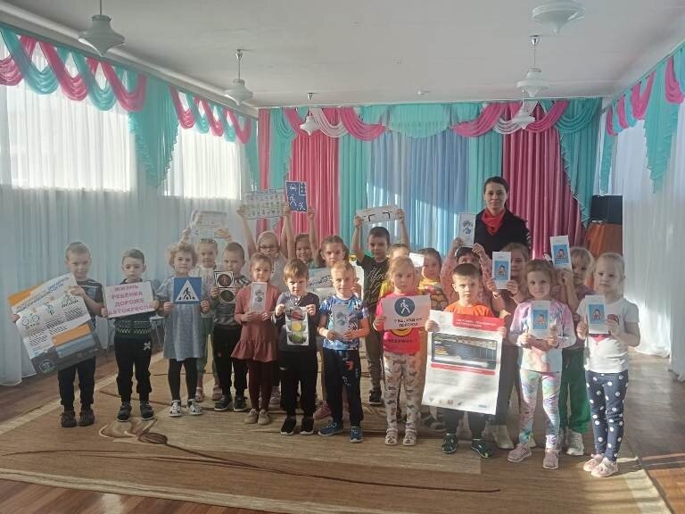 Детям разъяснили, как применять свои знания в области дорожного движения в повседневной жизни. 
Инспектор по пропаганде безопасности дорожного движения провела занятие в детском саду № 8. В ходе мероприятия малышам напомнили о том, что Правила дорожного движения нужно не только знать, но и неукоснительно соблюдать. В начале беседы, дети совместно с автоинспектором разобрали значение сигналов светофора и дорожных знаков, рассказали и об опасности игр вблизи проезжей части. Разъяснили о применении световозвращающих элементов при движении в темное время суток, объяснила, что эти приспособления делают человека на проезжей части более заметным для автомобилистов, снижая риск наезда транспортного средства. Затем все присутствующие поиграли в игру. Дети смогли побывать в роли пешеходов и водителей. Тематические игры были направлены не только на закрепление основ дорожной безопасности, но и на развитие таких важных для участника дорожного движения качеств, как внимание и ловкость.
Госавтоинспекция напоминает родителям, регулярно беседуйте с детьми о соблюдении Правил дорожного движения и опасности транспортных средств. Помните, что основной способ формирования навыков поведения на дороге среди юных участников дорожного движения – это наблюдение и подражание взрослым, прежде всего родителям. Поэтому, не нарушайте Правила дорожного движения и будьте примером для своих детей!