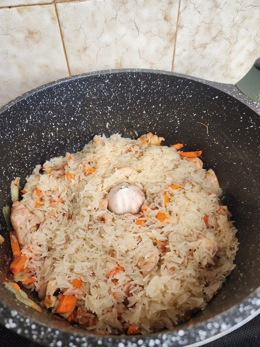 Плов с курицей ккал. Калории в плове с говядиной. Плов из свинины калорийность на 100 грамм. Плов калорийный. Плов энергетическая ценность.