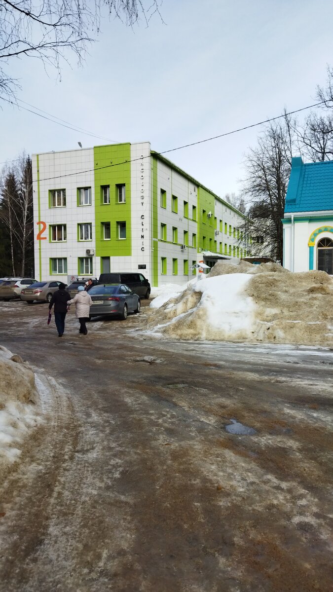 Фото мое. Время почти 11:00, а дорога во льду. День достаточно холодный. Снега побокам - горы. И так по всему городу и микрорайонам. 
