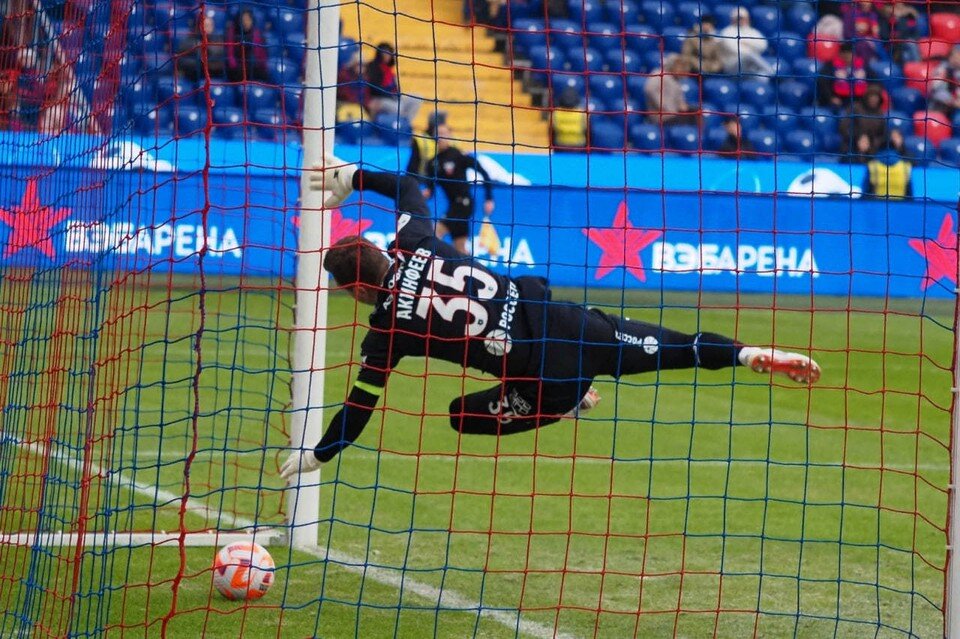    Игорь Акинфеев оказался бессилен против чудо-удара оренбуржца Переса. Фото: ФК "Оренбург"