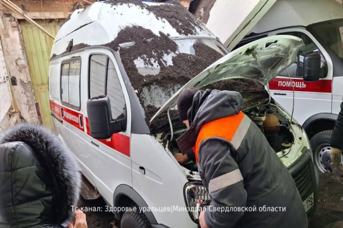    В Качканаре разбирают завалы на месте обрушения кровли гаража больницы