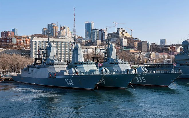    На переднем плане корвет пр.22380 «Совершенный»