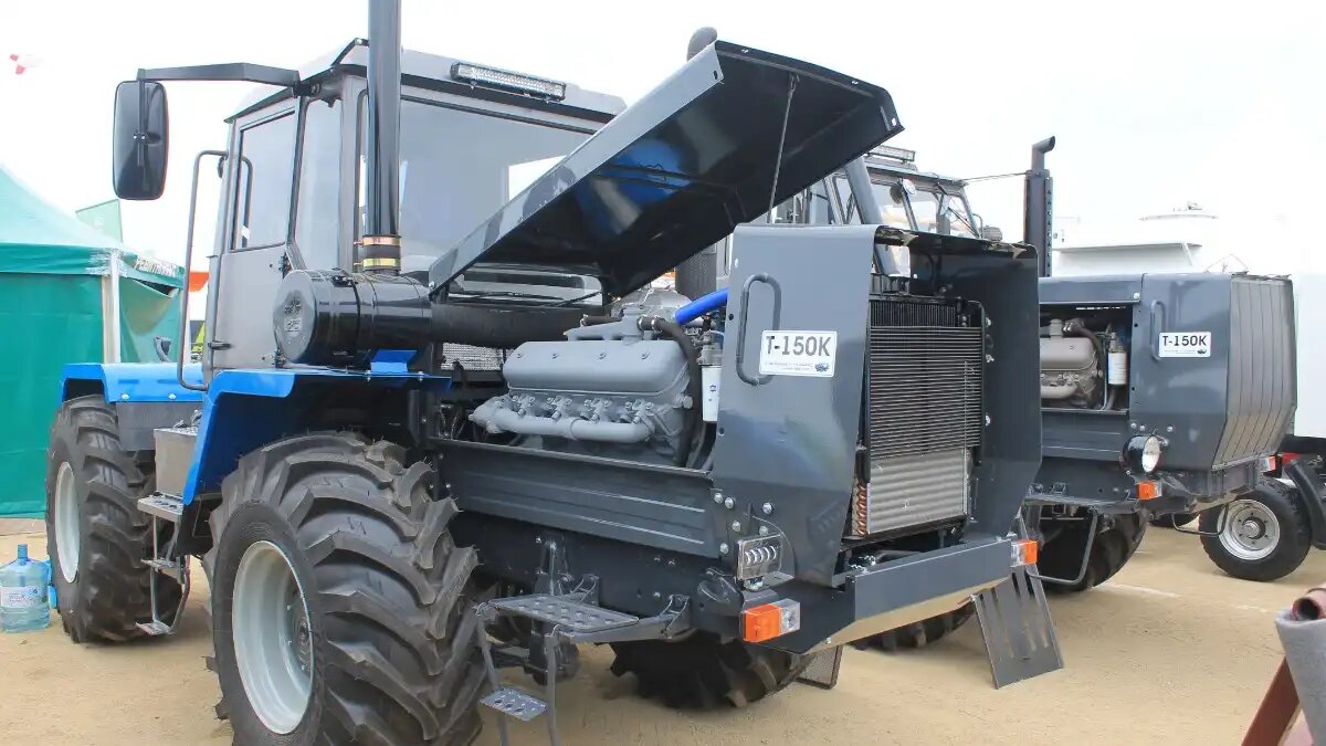 Фото: © Артем Борисов / Glavpahar.ru Аналоги и восстановленные тракторы Т-150К, демонстрируемые на выставках сельхозтехники в России (фото иллюстративное)