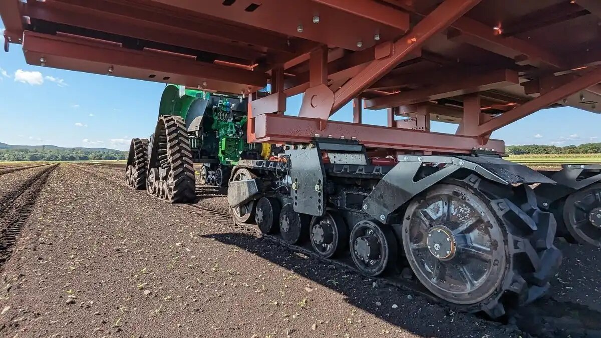 Фото: carbonrobotics.com Гусеничное шасси обновленного робота LaserWeeder