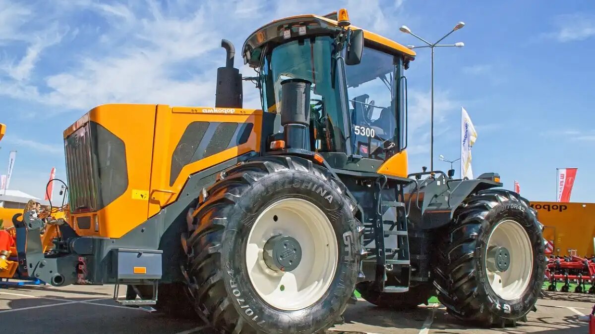 Фото: amkodor-centr.ru Трактор Амкодор 5300 с шарнирно-сочлененной рамой