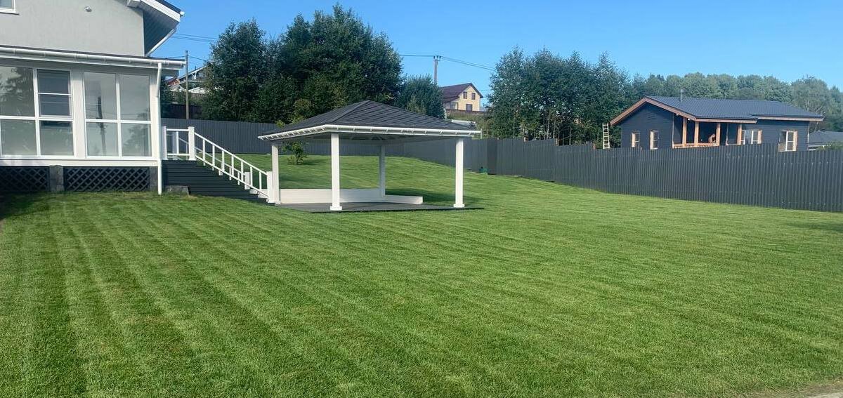 Реализованный объект по укладке рулонного газона от компании Красиво Групп.