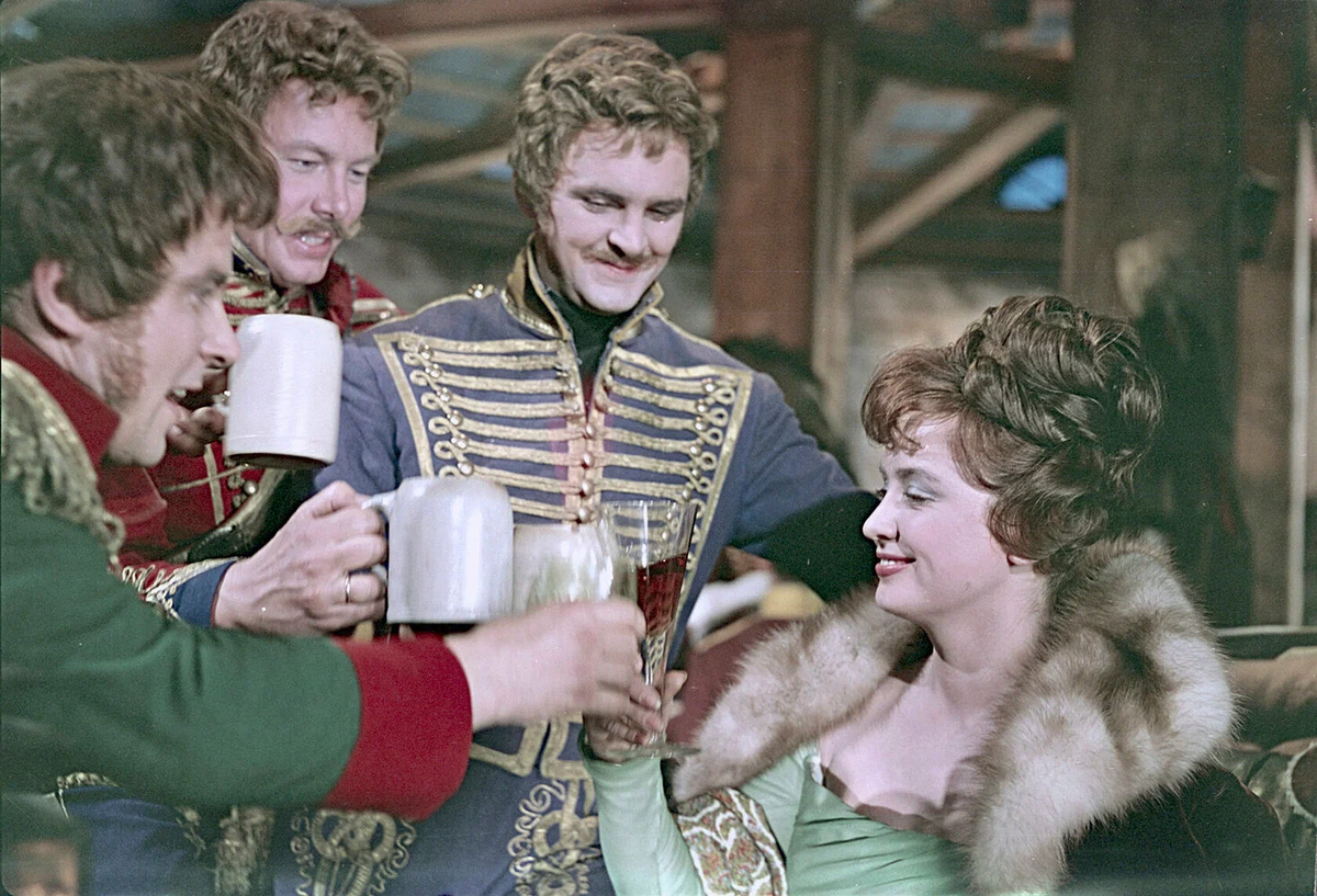 Юрий Яковлев в роли поручика Ржевского. Кадр из фильма "Гусарская баллада"