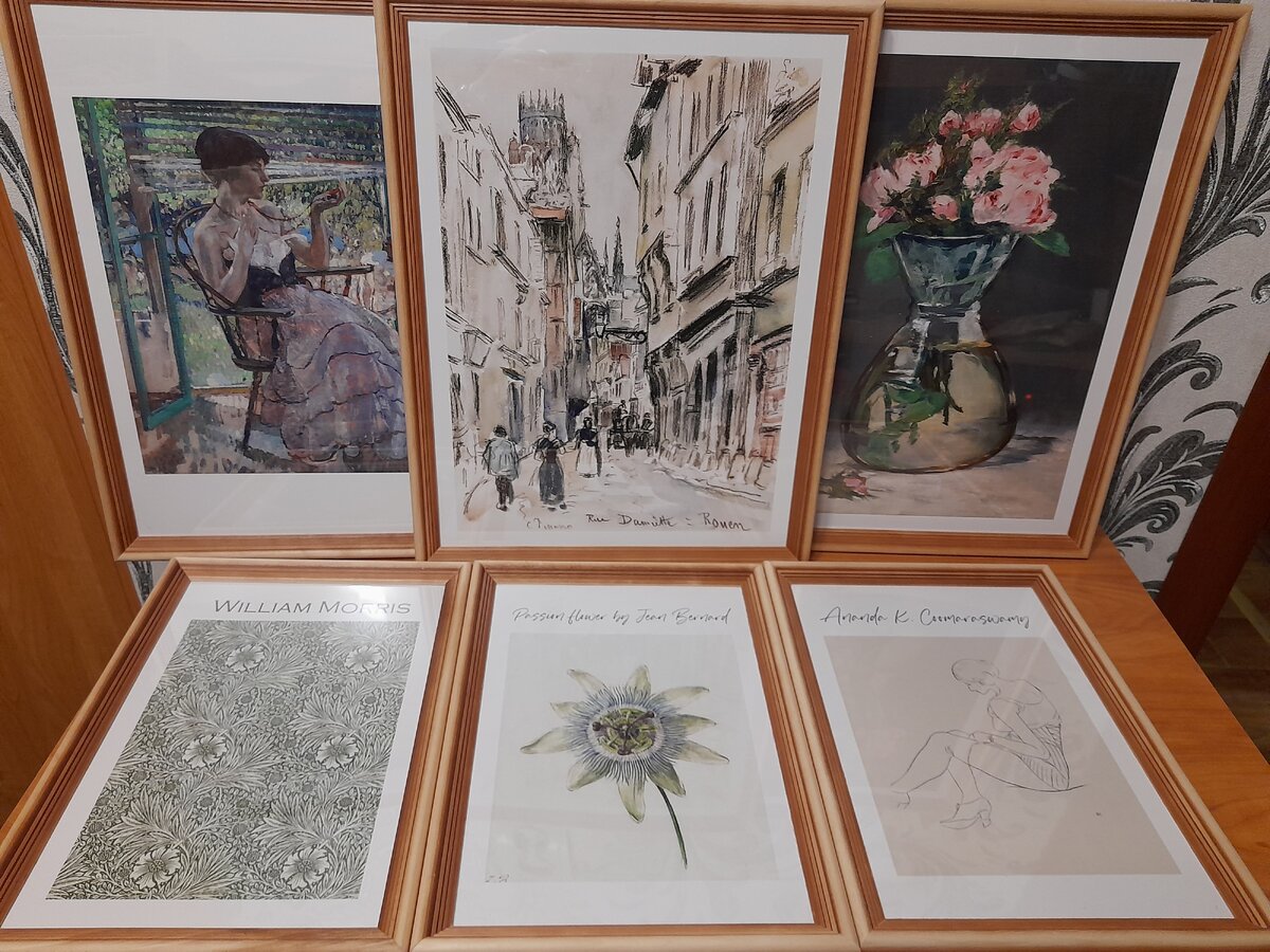 На левом верхнем постере репродукция картины "Ожерелье", которую в 1920 году написал американский художник Ричард Эдвард Миллер