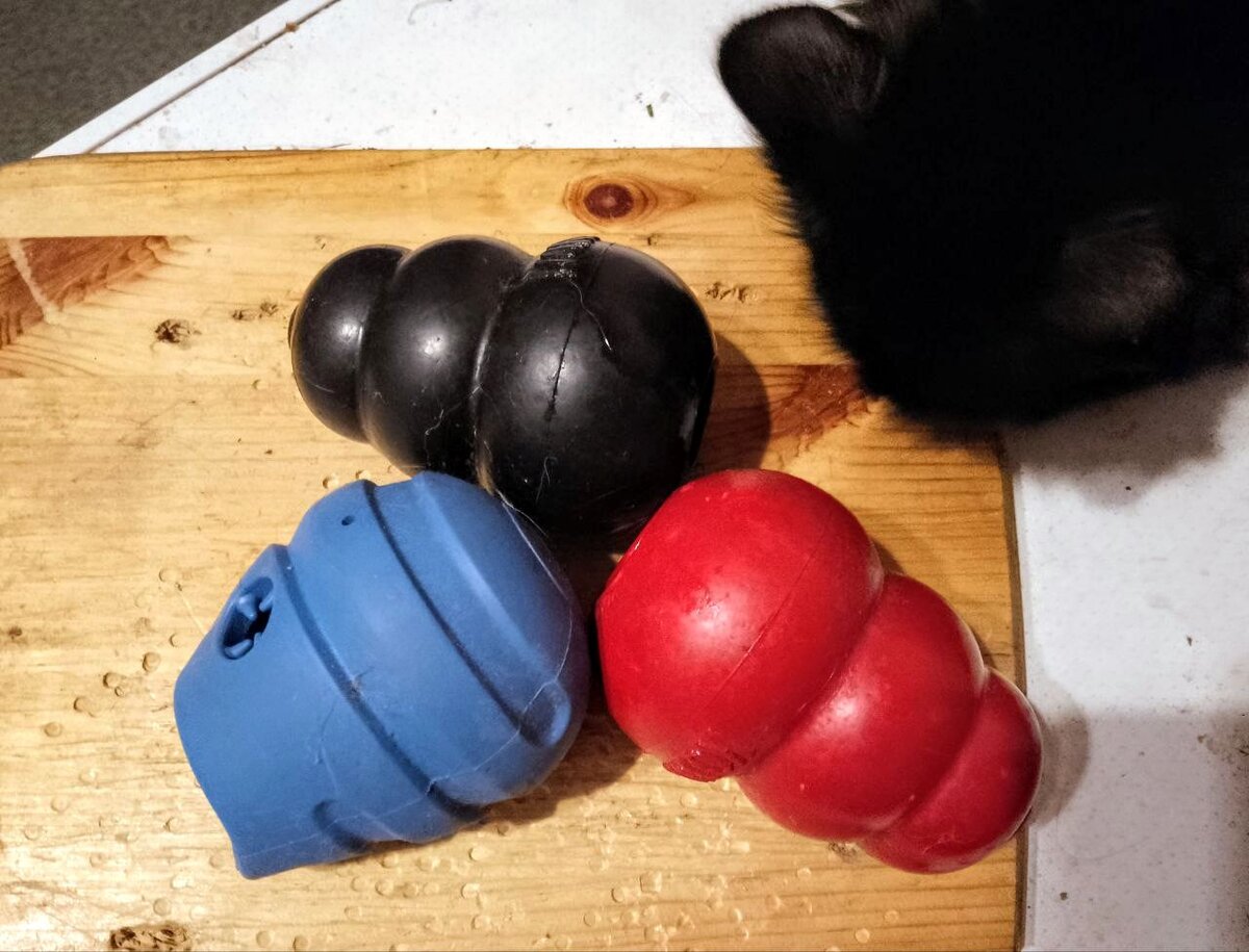 Черный, "мужской" и самый прочный, Конг Платона, красный Тосин, синий Алисин. Два первых фирменные, оригинал, третий отечественный аналог