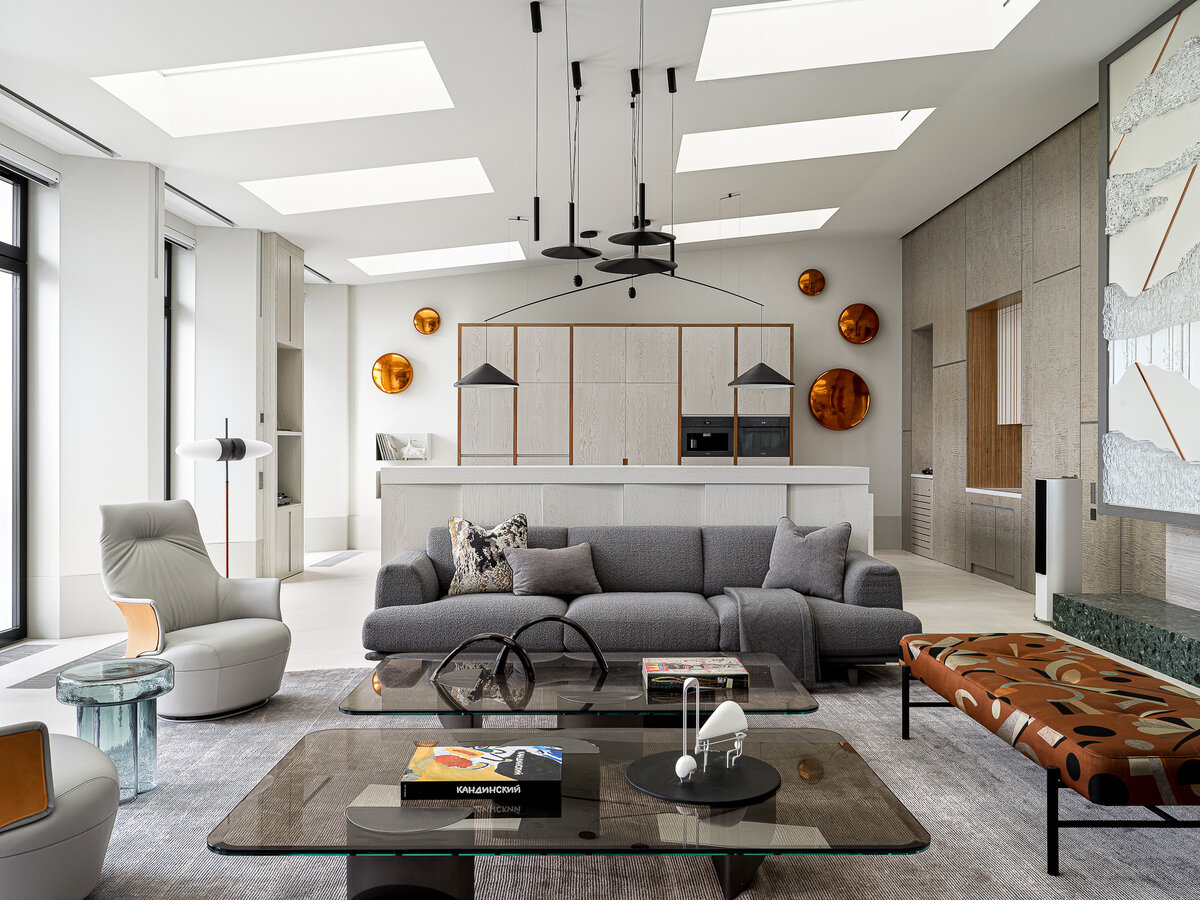 Гостиная. Кресло Poltrona Frau, диван Misura Emme в ткани Dedar, банкетка Meridiani в ткани Dedar, журнальные столики Minotti, голубой стеклянный столик Miniforms, торшер 101 Copenhagen, группа подвесных светильников Marset, ковер сделан на заказ Art de Vivere.