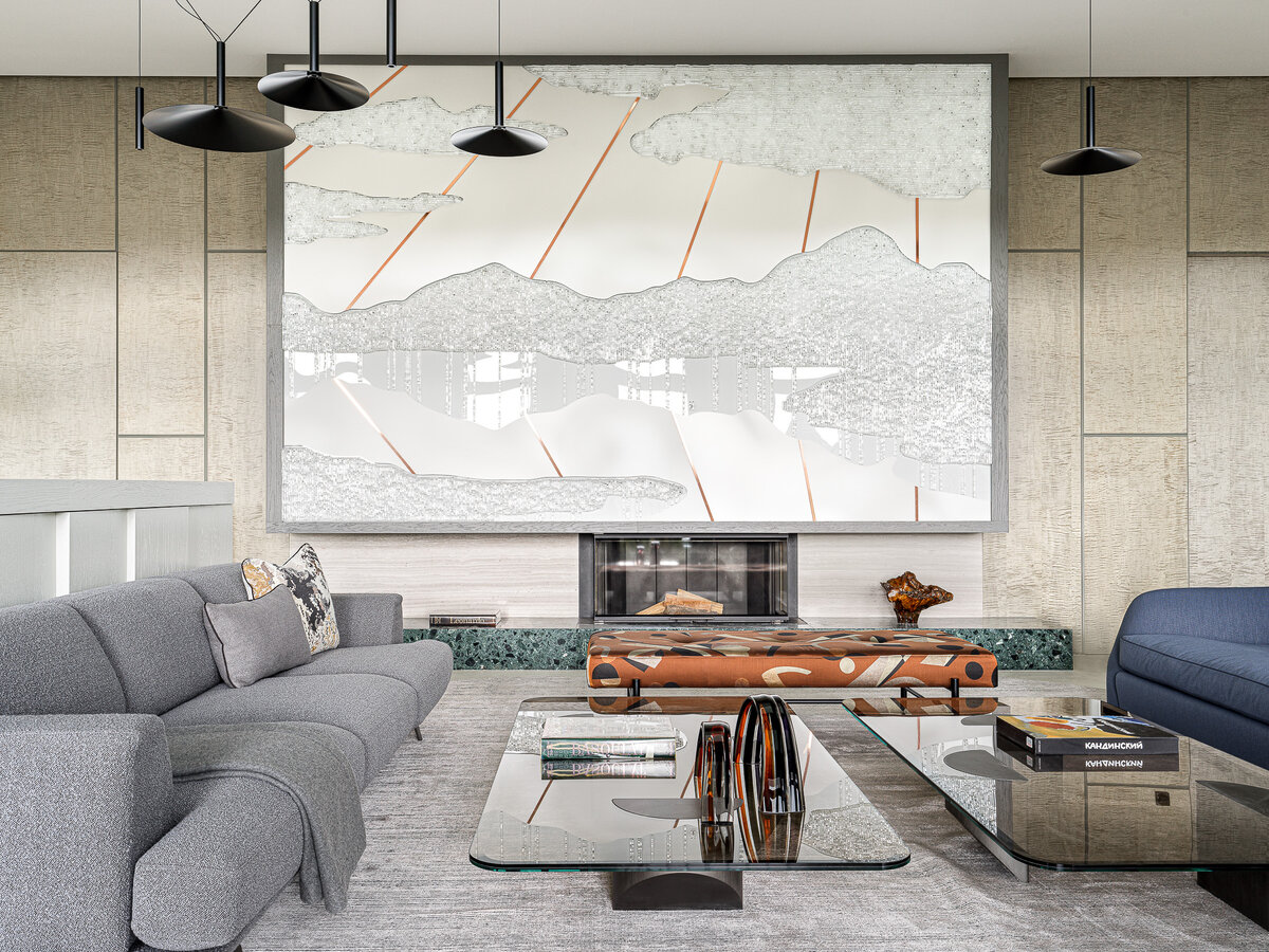 Акриловое панно в гостиной выполнено в мастерской «Акрилайс».