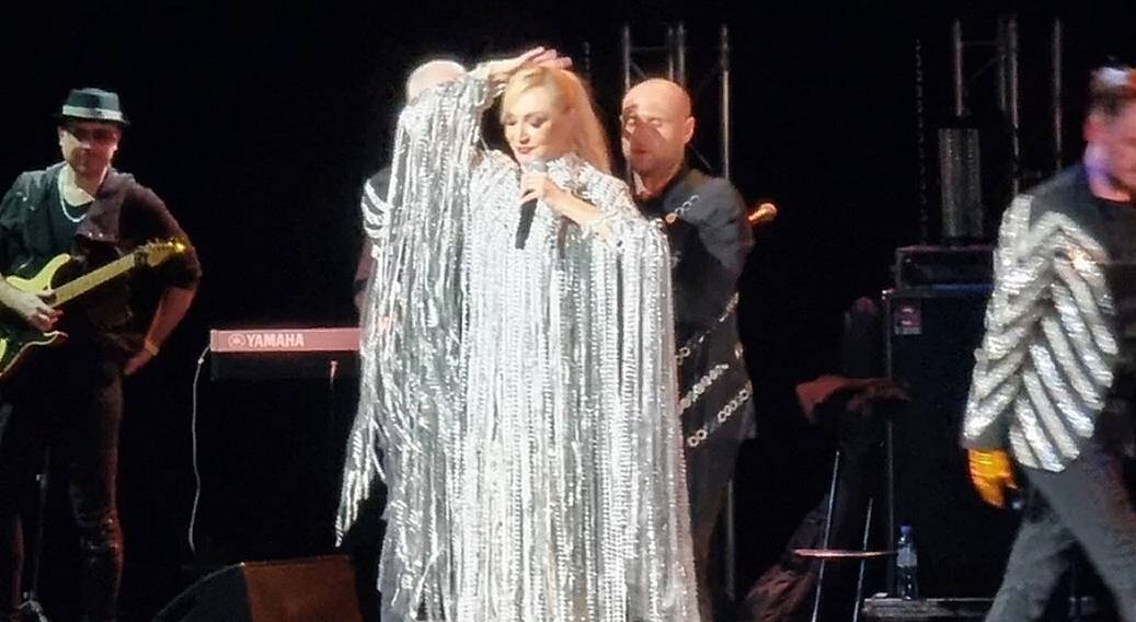 Кристина Орбакайте запуталась в балахоне и упала