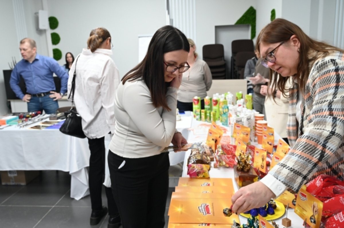    Предприниматели представили продукты питания, специи, столовые приборы и другую продукцию пермского производства.