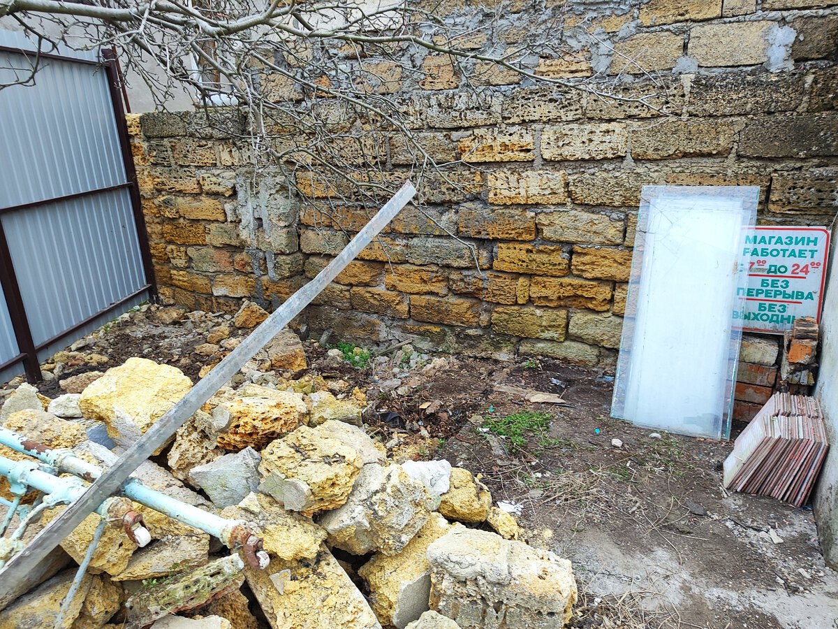весь этот угол был завален. Справа за кадром находится туалет уличный