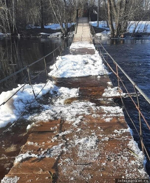 Пешеходный мост затопило в Красногородске. Фото: соцсети Валентины Понизовской