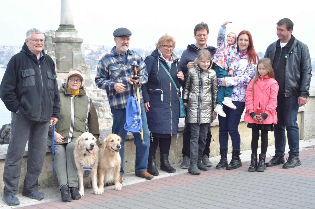 Домашнее задание — сфотографироваться всей семьёй на фоне Севастопольских достопримечательностей (мы перед Памятником Затопленным Кораблям)