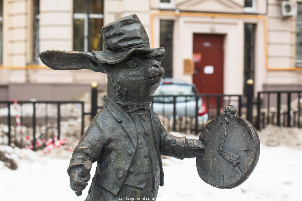 Кролик на Щербаковской, уже с оторванной тросточкой. Фото: cr2.livejournal.com 