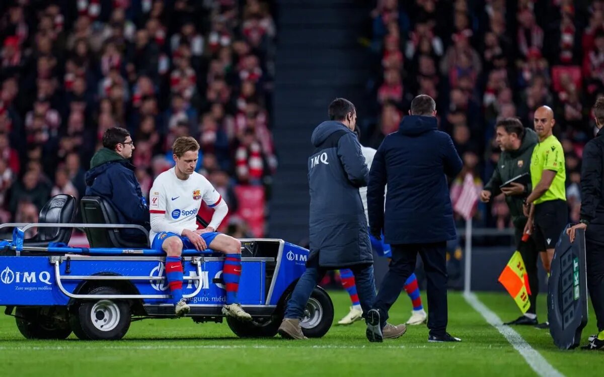 Френки де Йонг "уезжает" с поля после полученной травмы в матче против "Атлетика Бильбао". Источник - офицальный сайт ФК"Барселона".