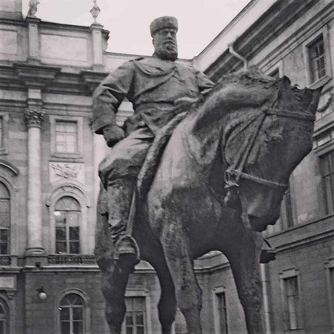 Памятник Александру 3  /фото из личного архива/