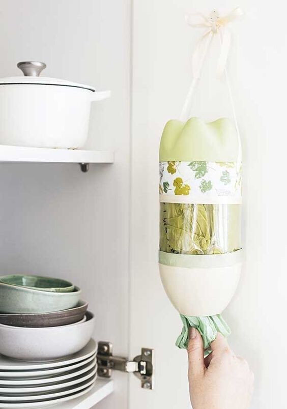 Рассказываем о лучших способах, как сложить мешочки на хранение, чтобы они занимали меньше места и на кухне был порядок. Способ 1. Сложить пакеты-майки в сверток
 Способ 2.-6