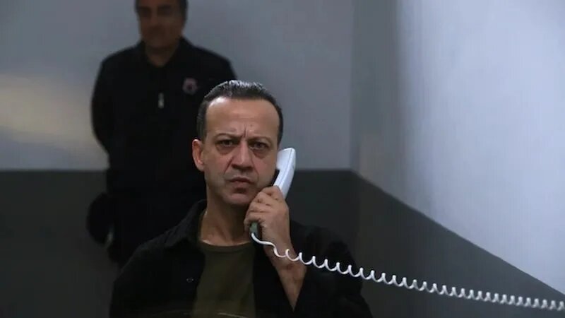 Рыза Коджаоглу в роли Нусрета (источник: takvim.com.tr/magazin/2024/03/04/inci-tanelerinde-basrol-ayriligi-krizi-duyuruldu-diziyi-finalin-kiyisina-getirecek/3)