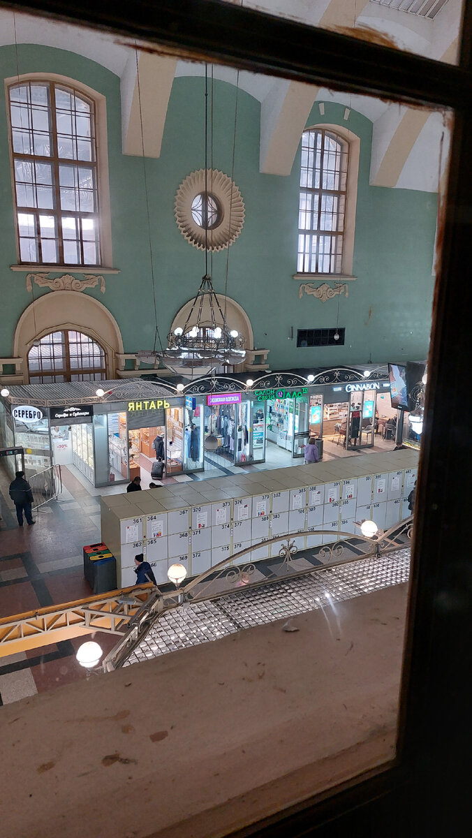 Наши окна в сад, то есть на вокзал)