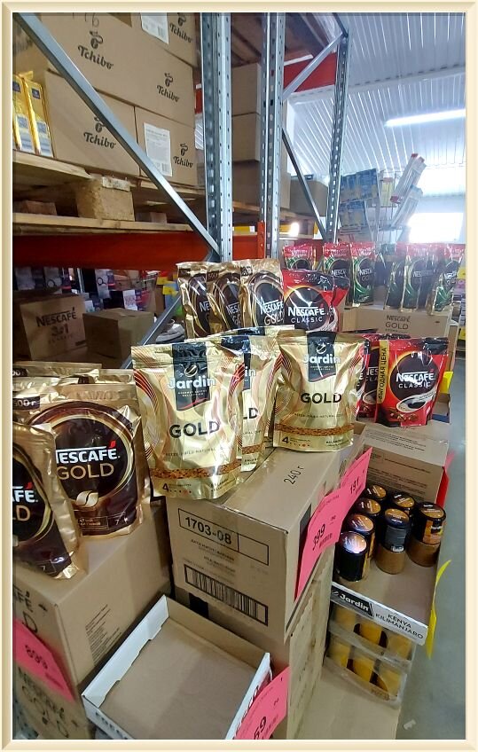 кофе растворимый и натуральный в зёрнах с разной степенью обжарки.