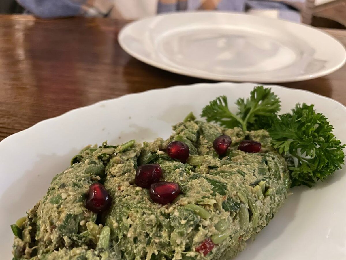 Необычное лобио с грецким орехом и фасолью. Сверху - зерна граната