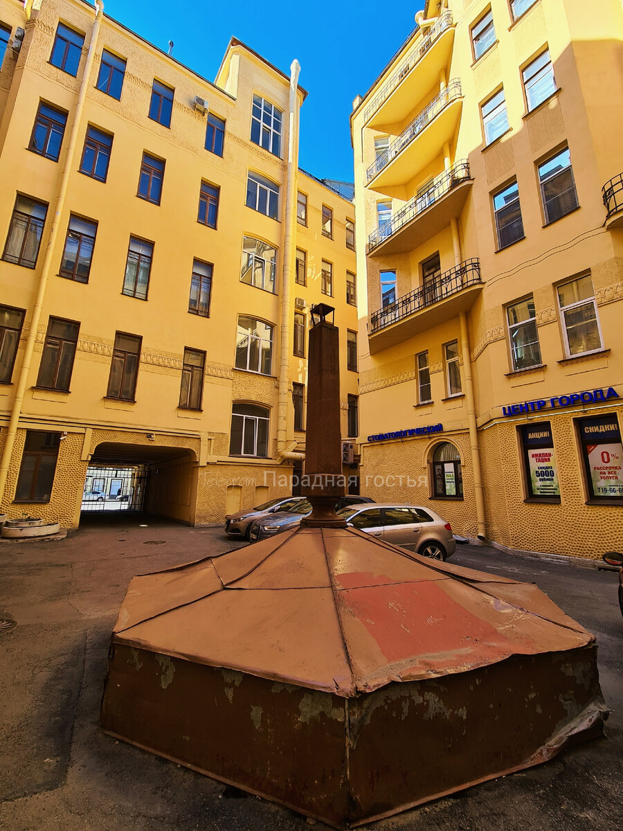 Фото: Парадная гостья