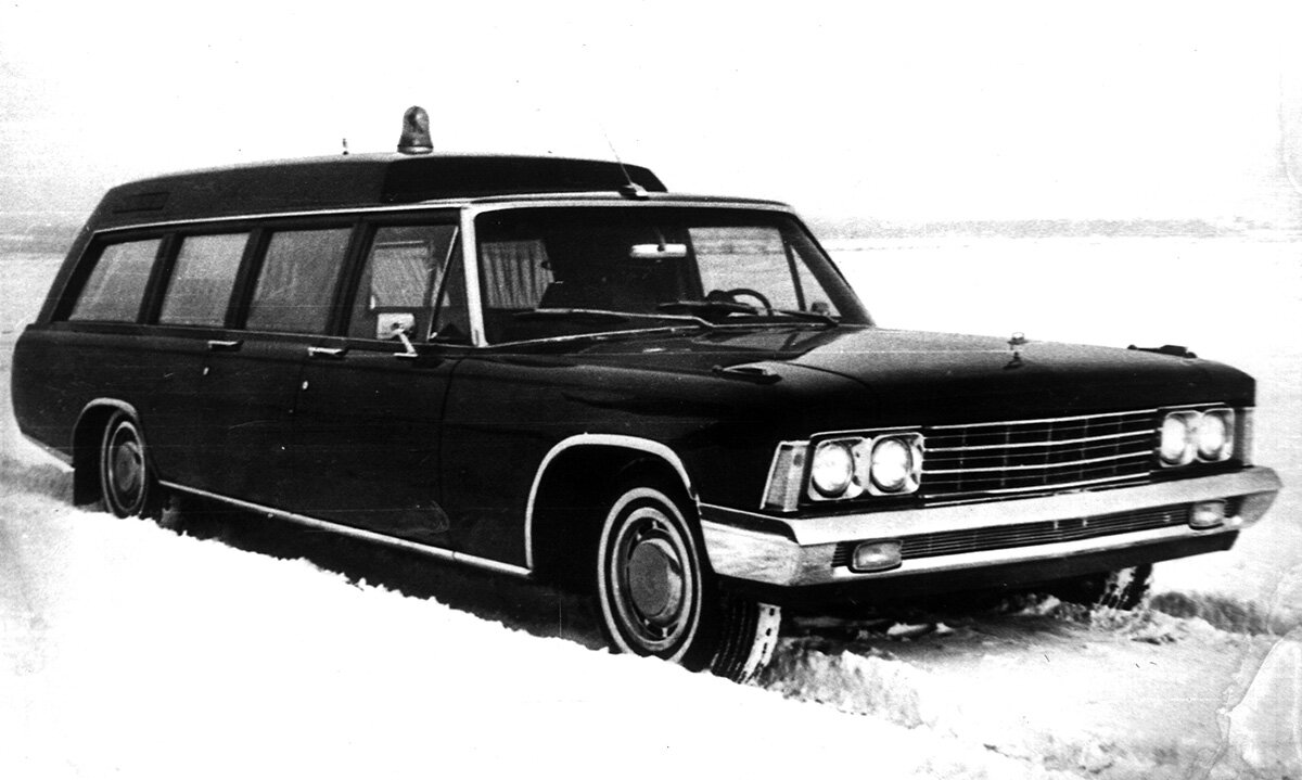 Санитарный ЗИЛ-114А для кортежа генерального секретаря ЦК КПСС Леонида Брежнева