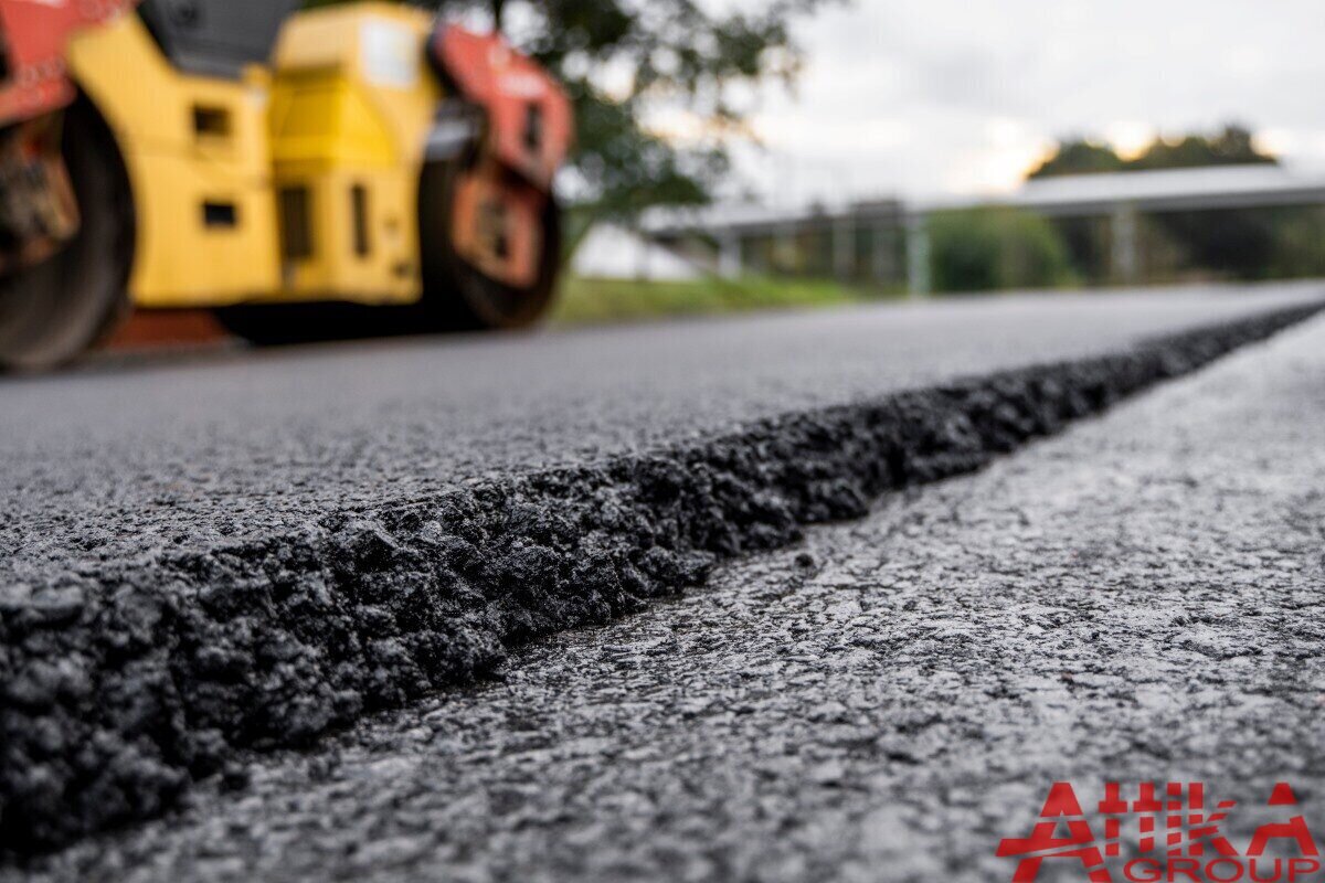 Приготовление основы для укладки асфальта  является критическим этапом в дорожном строительстве, который требует  значительного внимания.