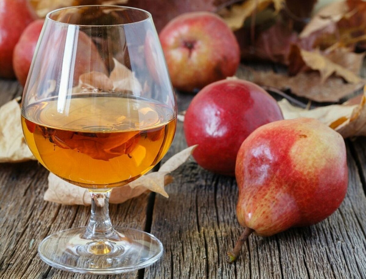 Кальвадос — более строгий напиток по сравнению с сидром и яблочным самогоном, его производство строго регламентировано 