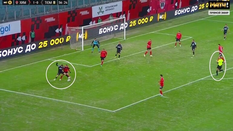    Эпизод, где Олег Исаенко в своей штрафной площади нарушил правила в борьбе с Ильей Пороховым.Скриншот из трансляции