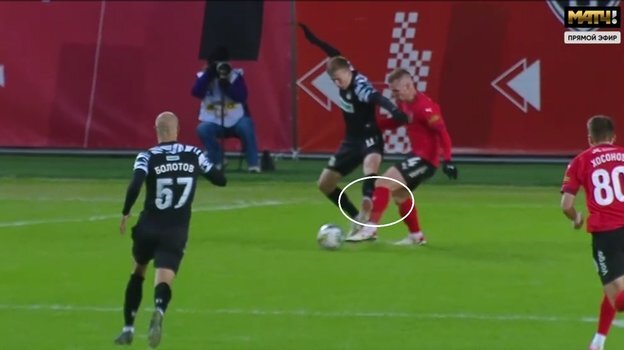    Эпизод, где Олег Исаенко в своей штрафной площади нарушил правила в борьбе с Ильей Пороховым.Скриншот из трансляции