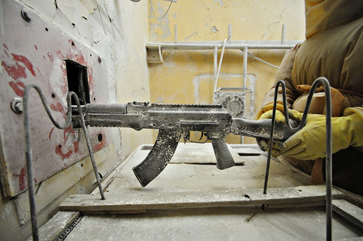 Автомат после запыления в специальной камере.