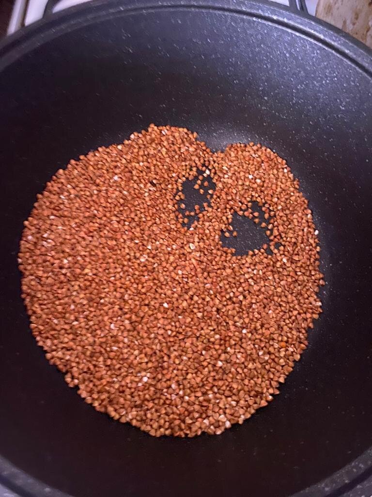 Если гречка не обжаренная, ее лучше обжарить в сковороде.