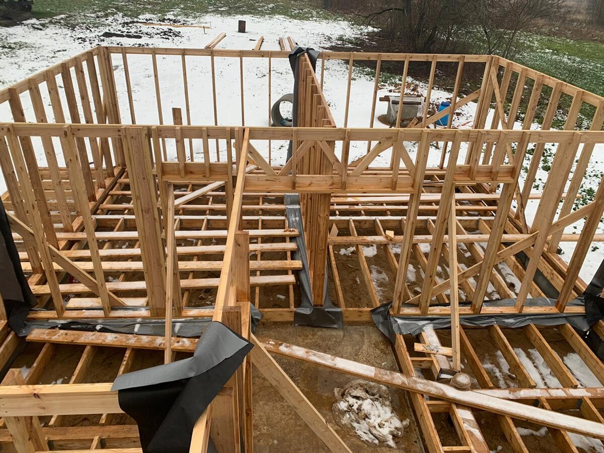 Возведение каркаса будущего дома  