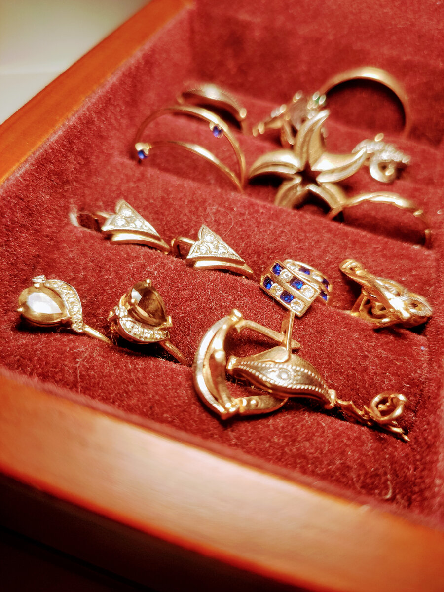 Одни серьги мама подарила на выпускной, вторые бабушка на 25 лет, третьи — последний подарок от родного папы. 