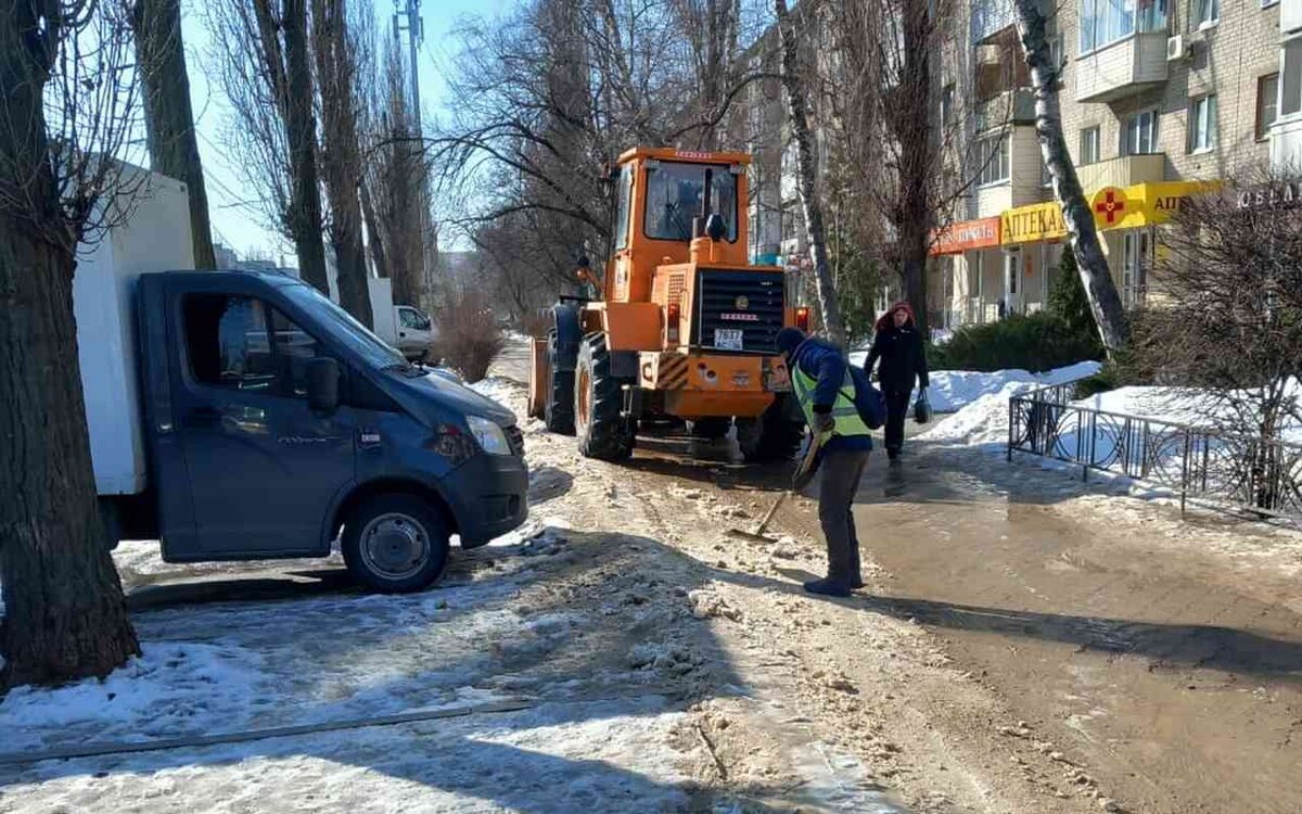 Комбинат благоустройства продолжает вывозить снег с улиц Железнодорожного  района | Горком36 | Воронеж | Дзен