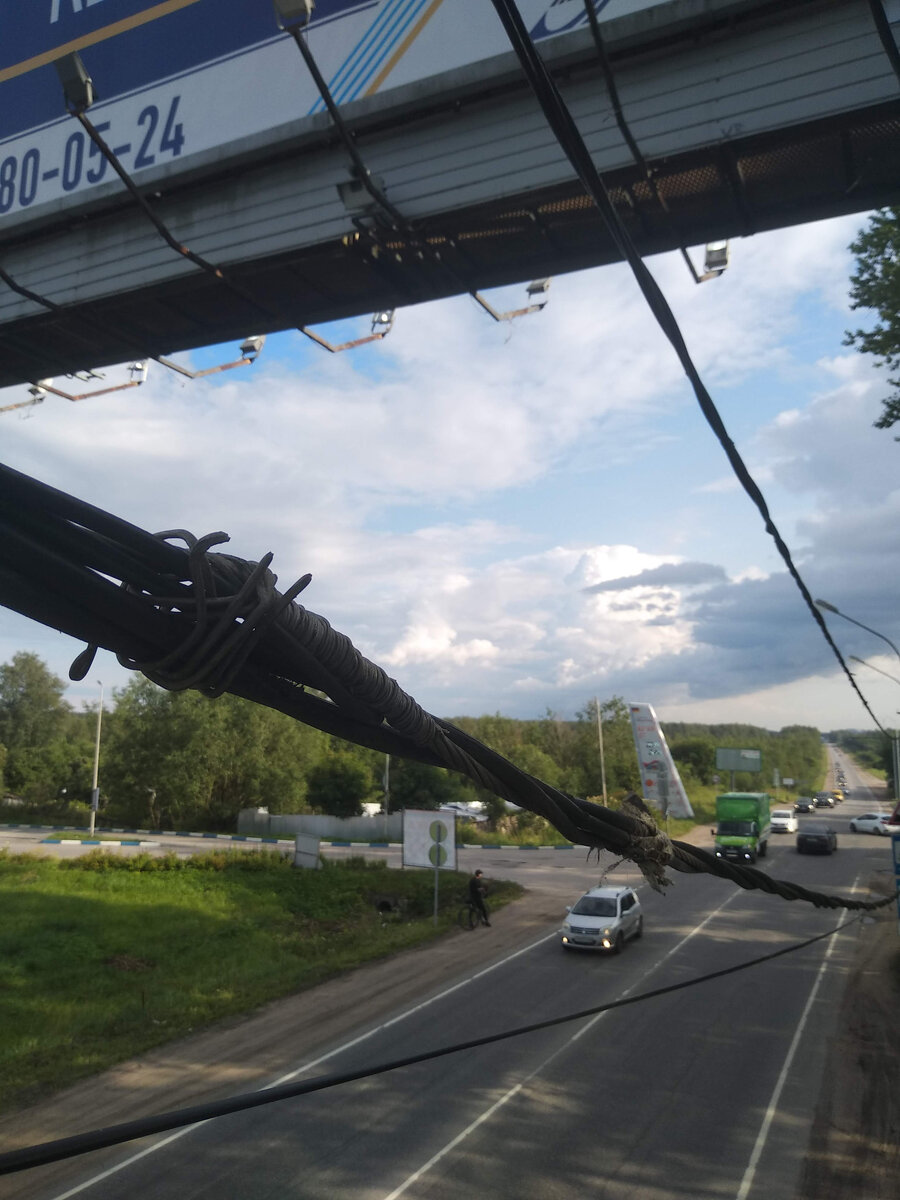 нашли наверное только через час, солнце слепило сильно.