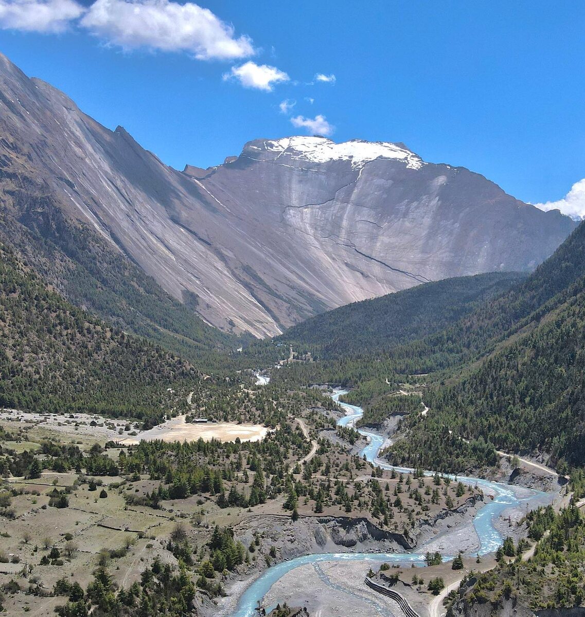 Вид на реку Марсьянгди и Сваргадвари из Верхнего Писанга. Видите облака, плывущие от вершины горы? Похоже, это и есть души умерших, которые поднявшись по этой стене. устремляются в свою небесную обитель.  Фото: Sujan Gurung. 