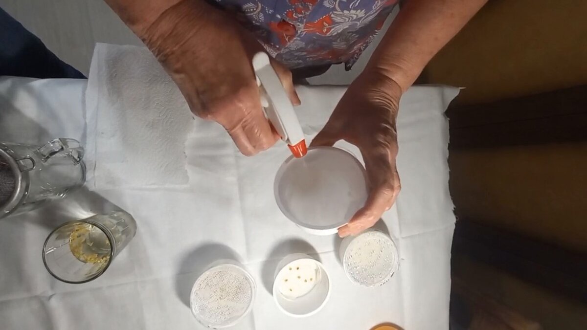 2. Смачиваем водой.