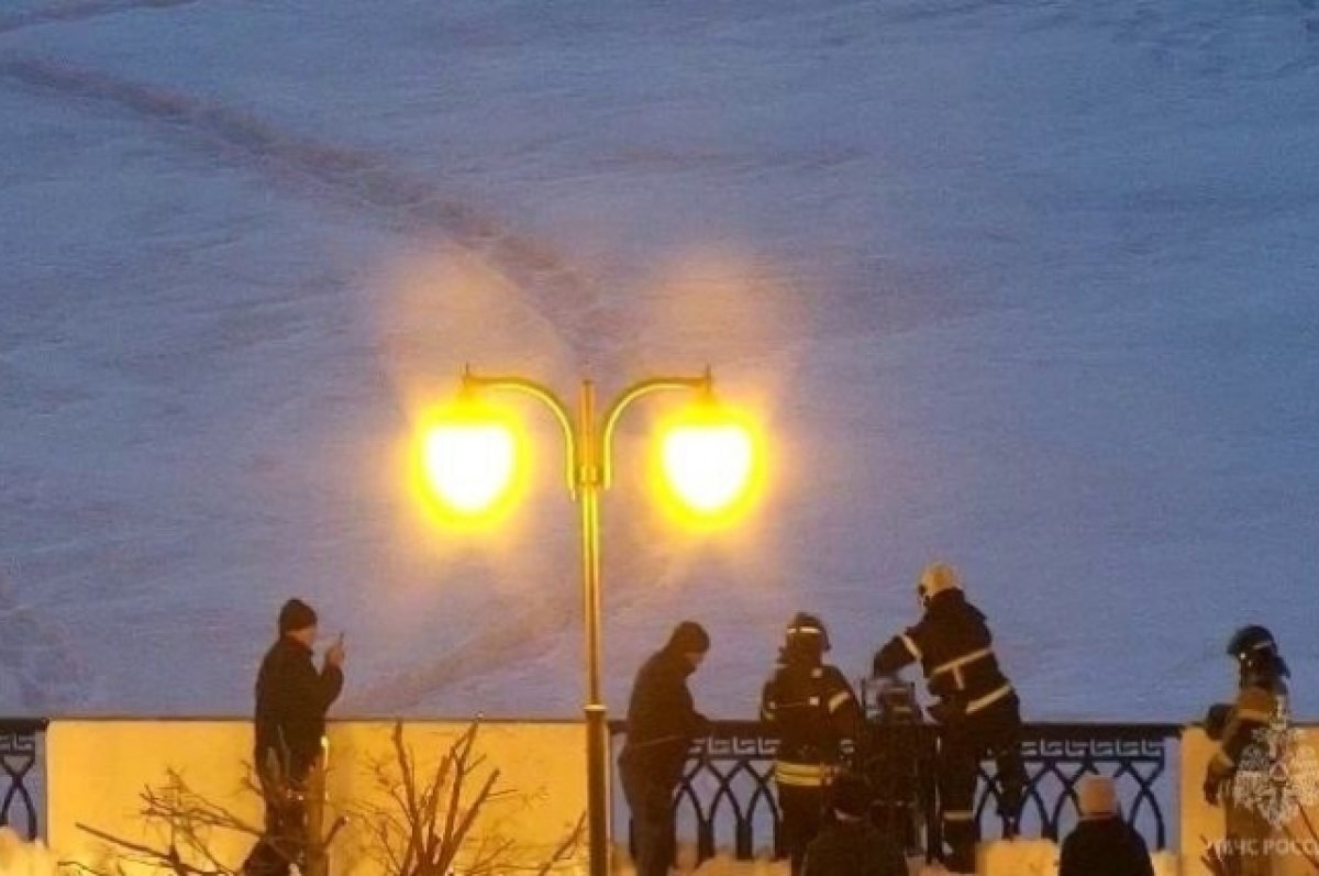    В МЧС пояснили, что в Удмуртии начал таять лёд. В этот период он становится рыхлым. Находиться на нём становится небезопасно