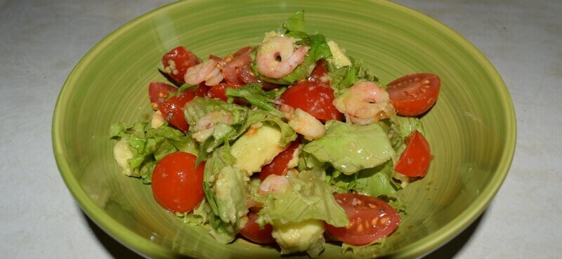 Салат с креветками и авокадо